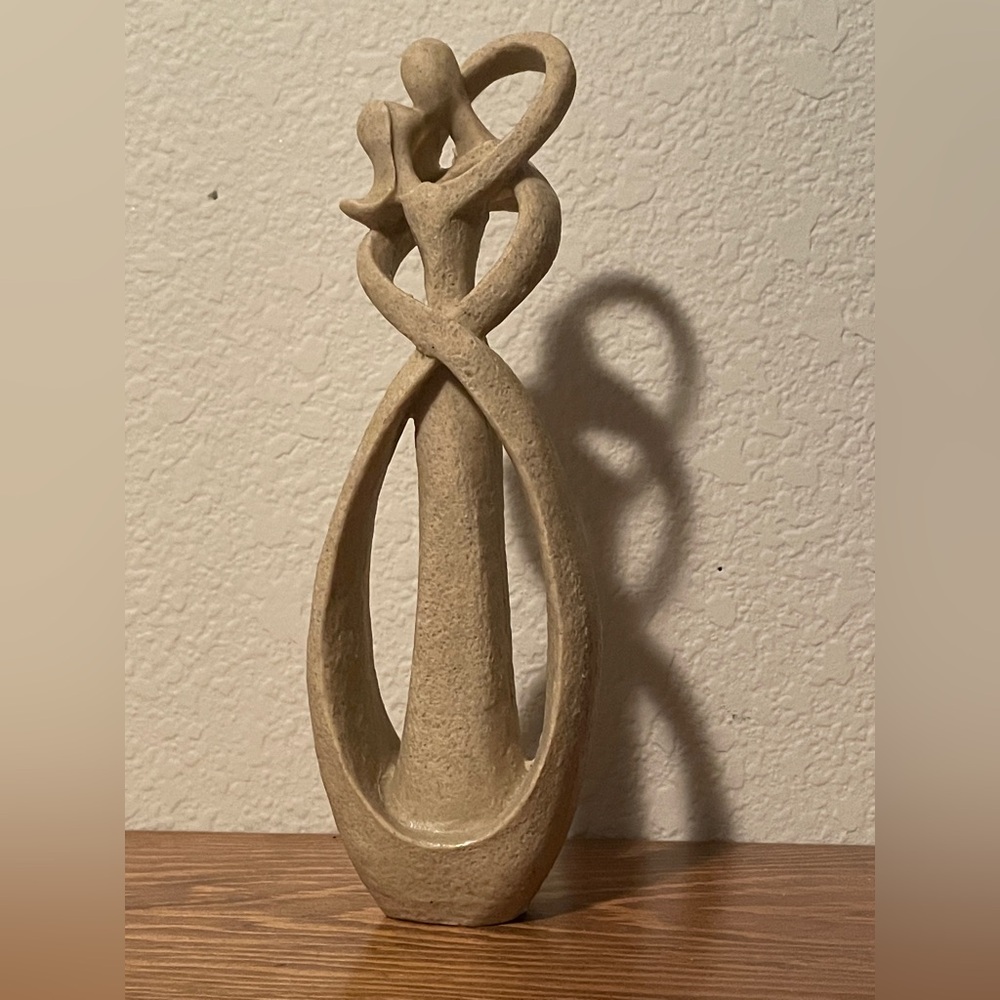 🦋Elegant Tan Abstract Sculpture
Sandstone or resin
Couple kissing. - Picture 2 of 12